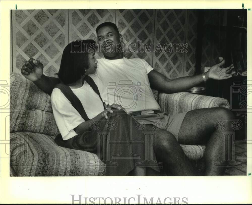 1989 Press Photo Football player Ralph Norwood and fiance Tammie Jackson at home - Historic Images