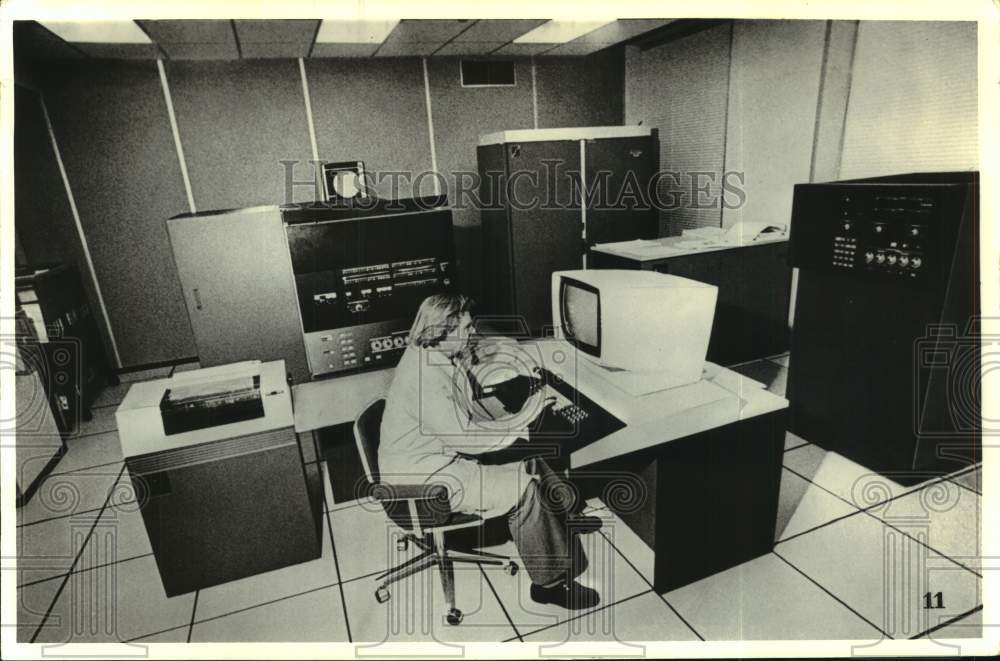 1979 Press Photo Worker at computer terminal, Olympics Russia - nos26809- Historic Images