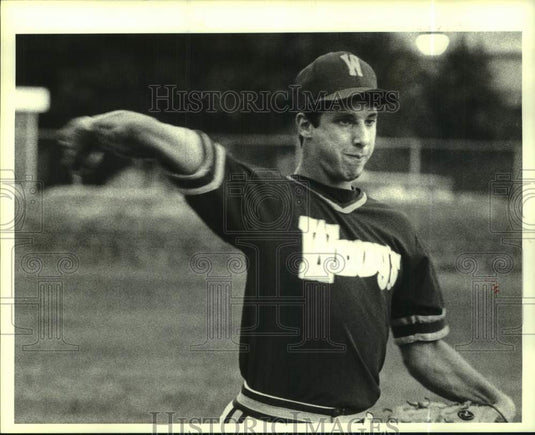 1985 Press Photo Wendy's baseball player Brian Muller warms up at third base- Historic Images