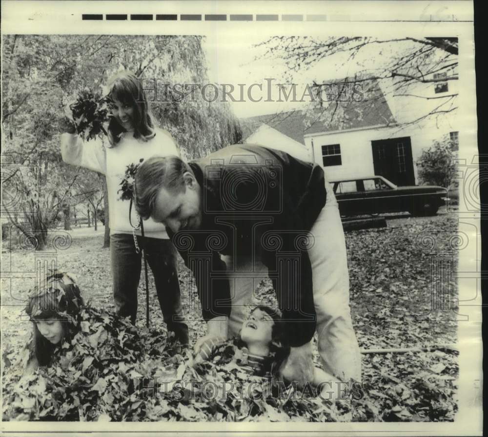 1968 Press Photo Discus thrower Al Oerter plays with his kids outdoors at home- Historic Images