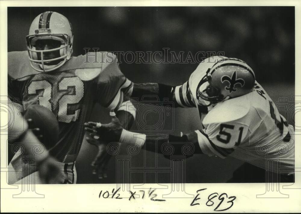 1982 Press Photo New Orleans Saints football player Whitney Paul makes a tackle - Historic Images