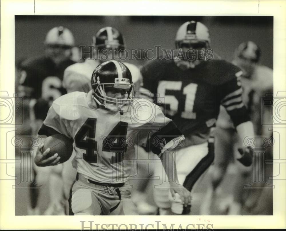 1989 Press Photo Riverside Academy football player Kevin Montz #44 runs in game - Historic Images