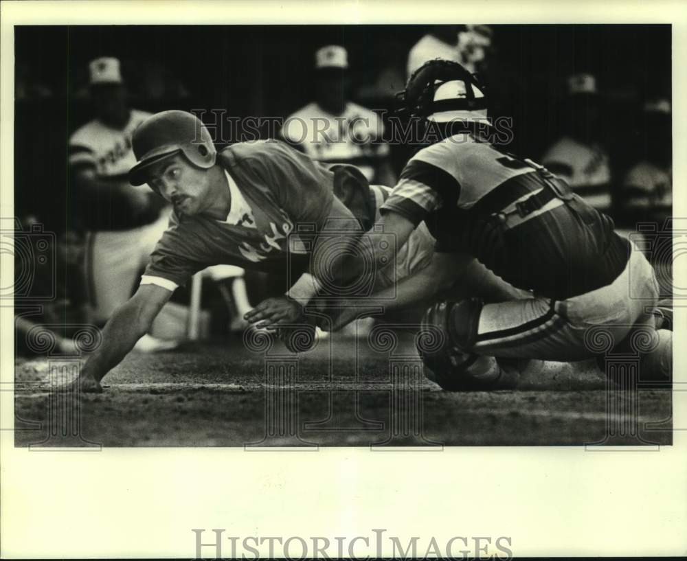 1986 Press Photo McNeese baseball player Kevin Newkirk is tagged out by catcher - Historic Images