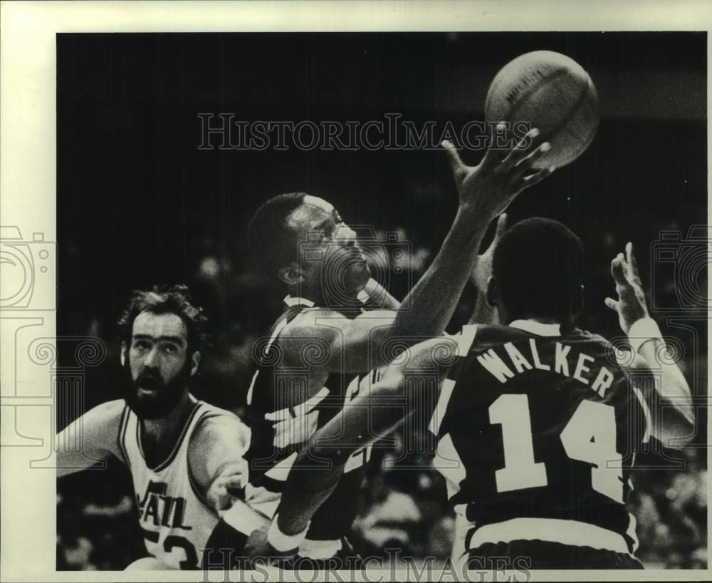 1979 Press Photo New Orleans Jazz basketball player blocks player from behind - Historic Images