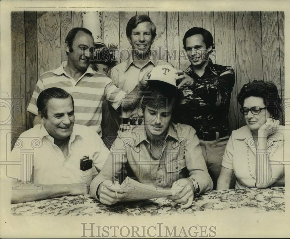 1976 Press Photo Baseball pitcher Steve Mura, with his family, signs letter - Historic Images