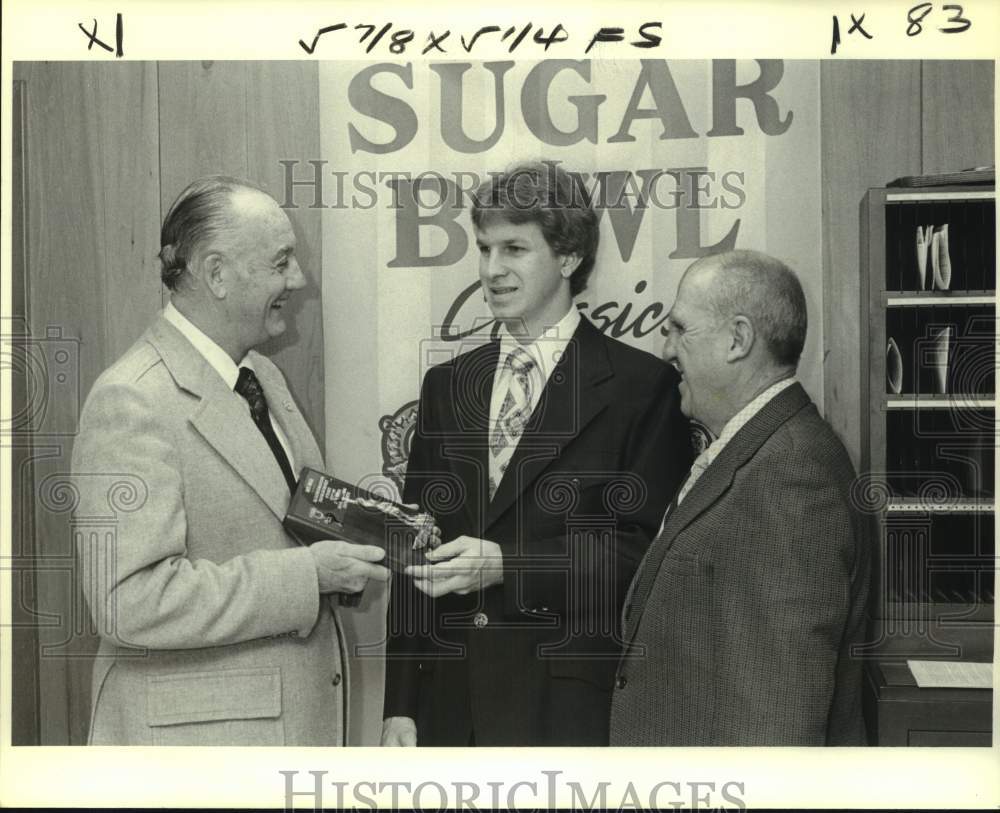 1979 Press Photo De La Salle basketball player Daryl Moreau accepts trophy in NO- Historic Images