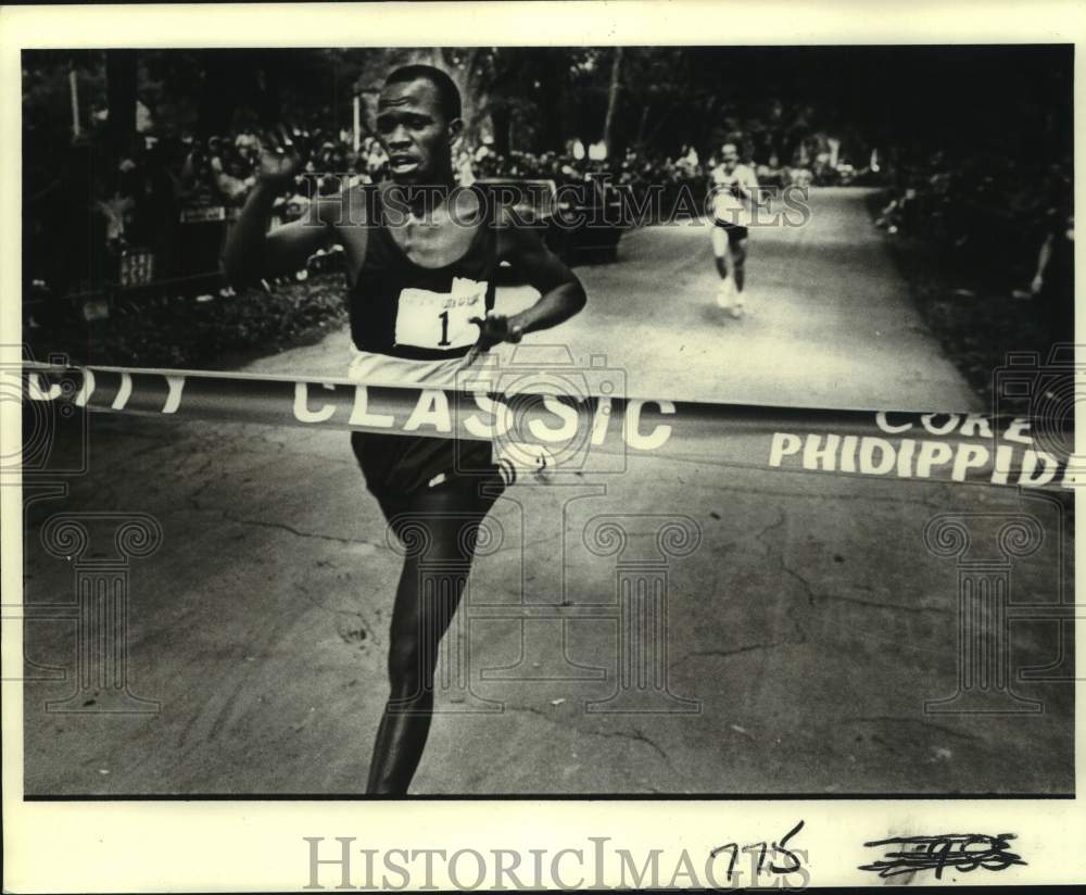 1982 Press Photo Kenyan runner Michael Musyoki crosses finish line of NO race- Historic Images