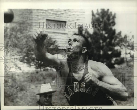 1967 Press Photo Kansas track athlete Nider throws the shot put as man watches- Historic Images