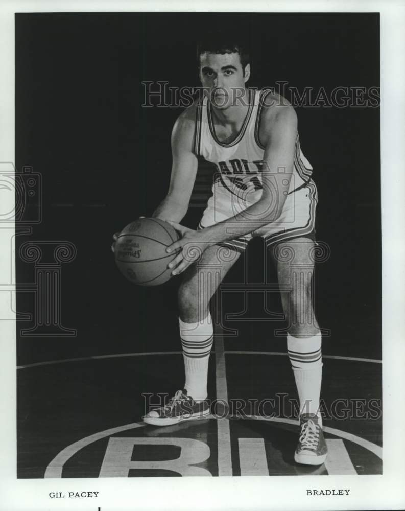 1971 Press Photo Bradley University basketball player Gil Pacey poses with ball - Historic Images