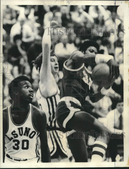 1974 Press Photo LSUNO basketball player Curtice Pace