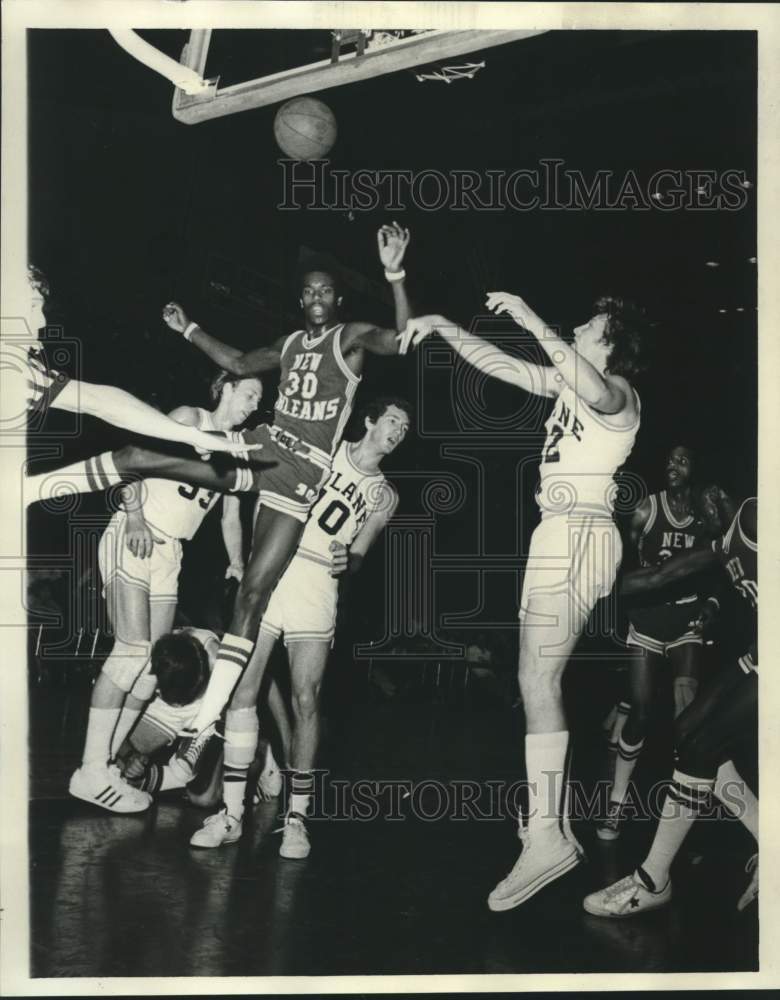 1975 Press Photo New Orleans basketball player Curtice Pace #30 battles for ball - Historic Images