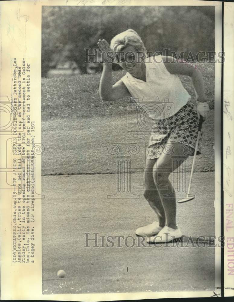 1971 Press Photo Golfer Diane Patterson tries to urge ball into the cup in Ohio - Historic Images