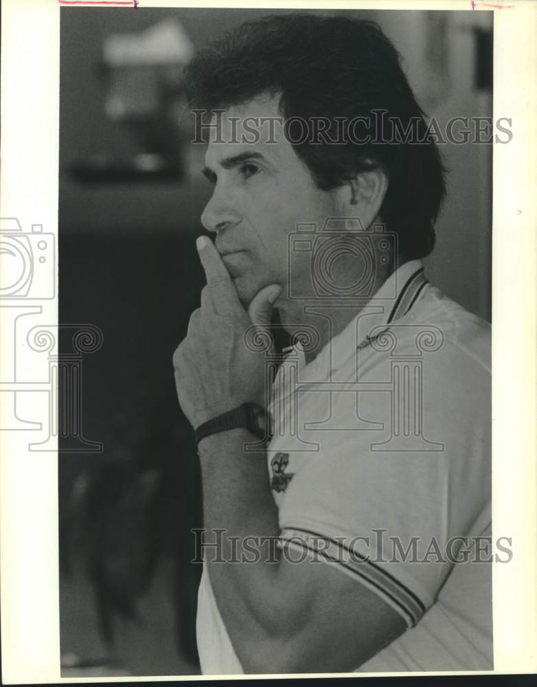 1989 Press Photo New Orleans Saints football Russel Paternostro watches- Historic Images