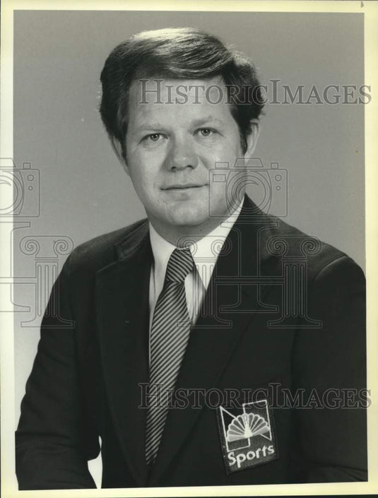1985 Press Photo NBC Sports broadcaster Paul Page sits for portrait - nos27452- Historic Images