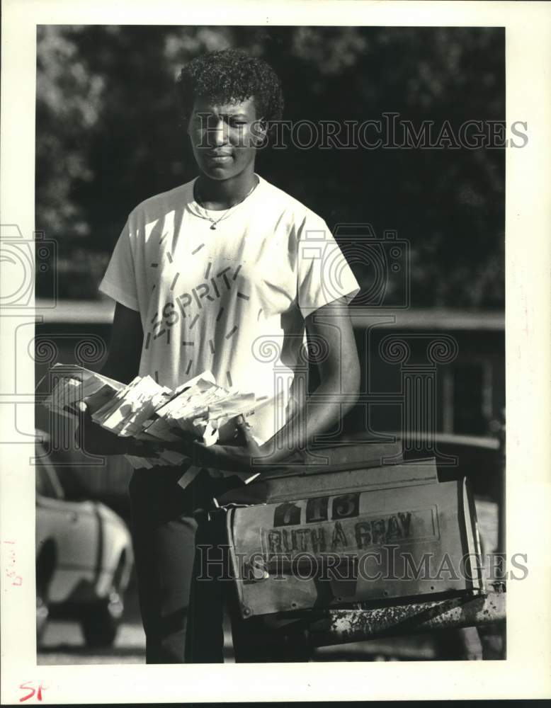 1984 Press Photo Chana Perry Holds Letters Received From Colleges - nos27465-Historic Images