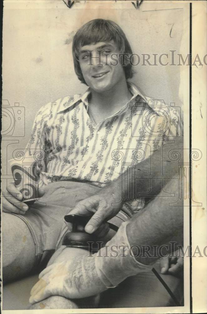 1972 Press Photo Football - Houston Oilers' Dan Pastorini Has Treatment on Knee- Historic Images
