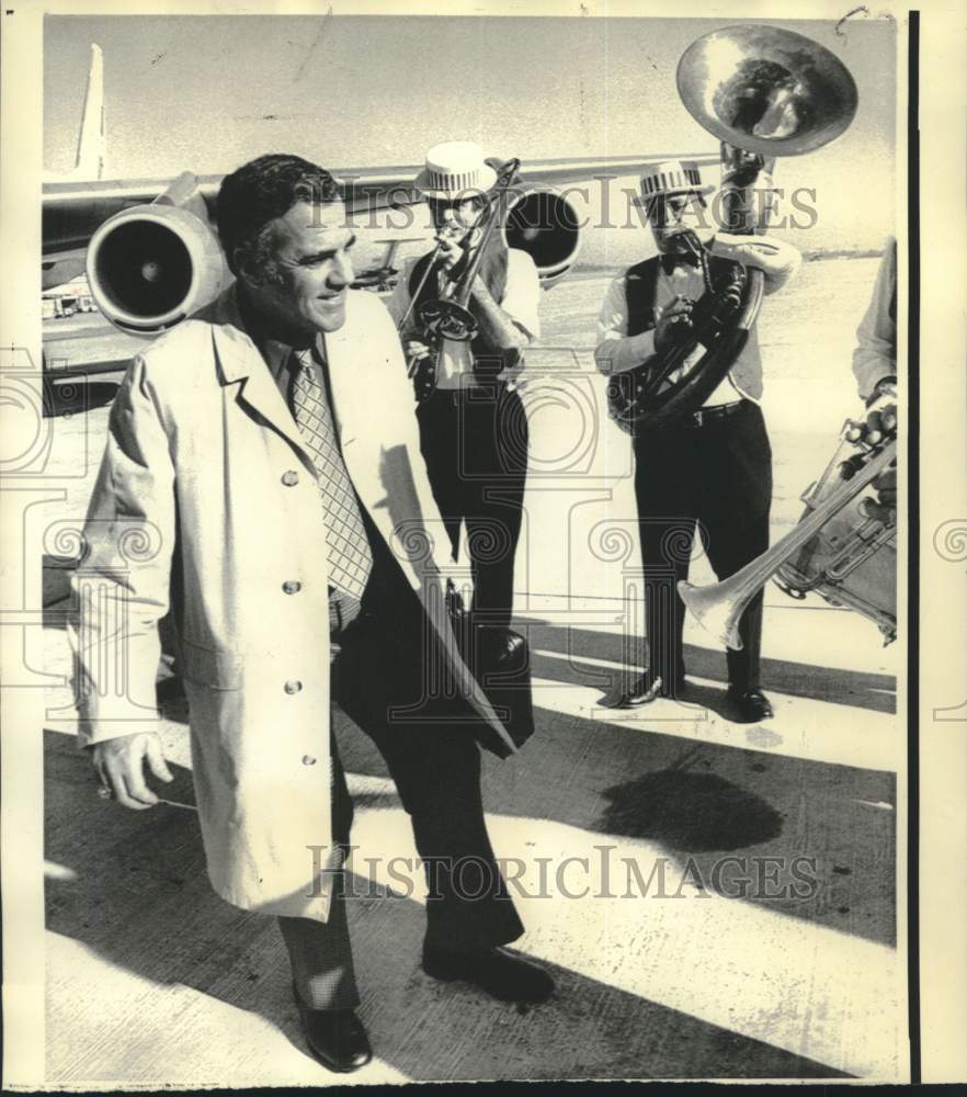 1973 Press Photo Notre Dame football coach Ara Paraseghian listens to band - Historic Images