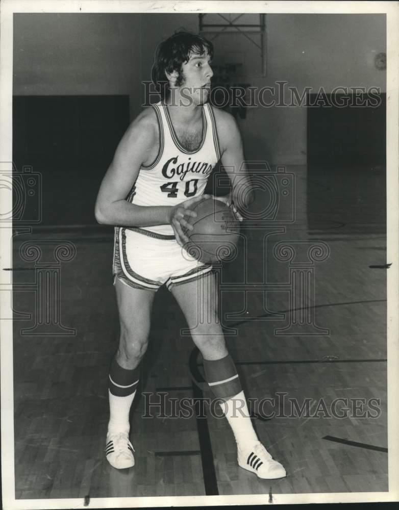 1971 Press Photo Country Day Cajuns basketball center Kevin Parker looks to pass - Historic Images