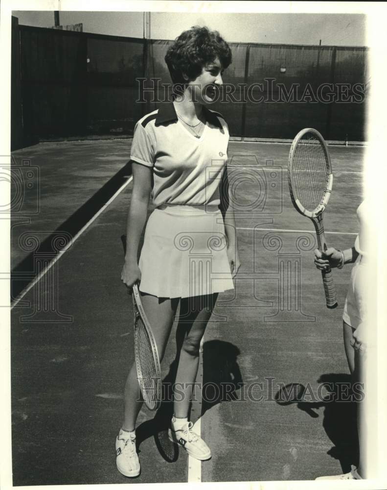 1979 Press Photo Tennis player Debbie Pelias talks to another player at Mariners - Historic Images