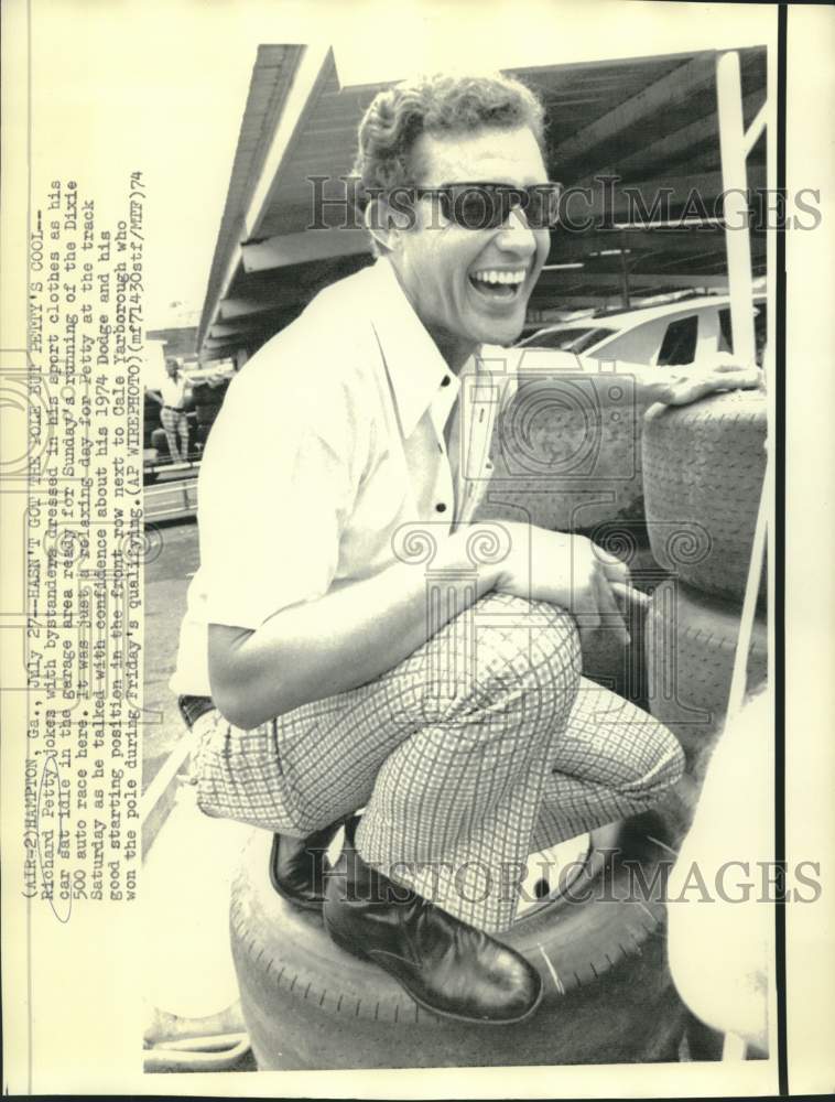 1974 Press Photo Car Racing - Richard Petty Relaxes on Day Before Dixie 500 Race - Historic Images