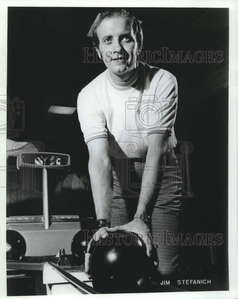 1972 Press Photo Bowler Jim Stefanich takes ball off the ball return machine - Historic Images