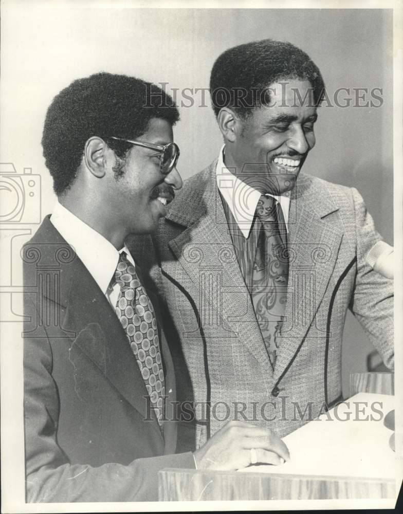 1975 Press Photo Jess Peters and Grambling football coach Eddie Robinson- Historic Images