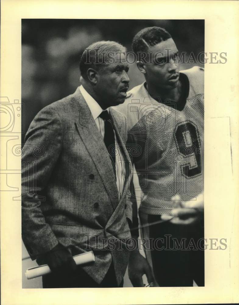 1981 Press Photo Grambling college football coach Eddie Robinson and player- Historic Images