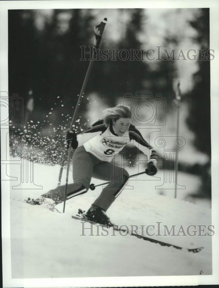 1983 Press Photo Downhill skier Cindy Nelson ducks around a pole in a race - Historic Images