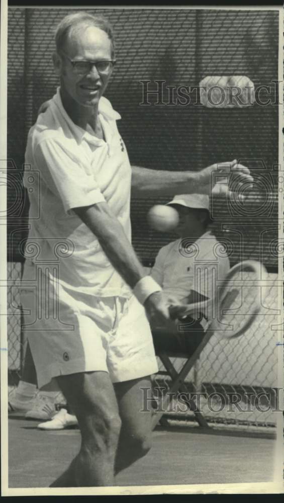 1972 Press Photo Tennis player Roger Pharr returns shot in match in Jackson, MS - Historic Images