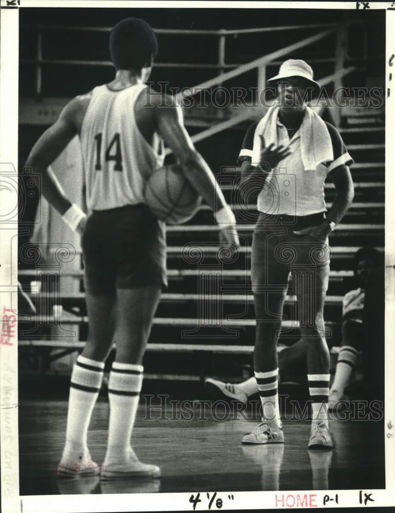 1978 Press Photo New Orleans Jazz basketball player Tommy Green talks to coach - Historic Images