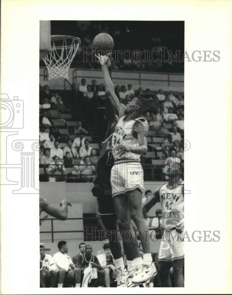 1990 Press Photo U of New Orleans basketball player William Moore grabs rebound- Historic Images