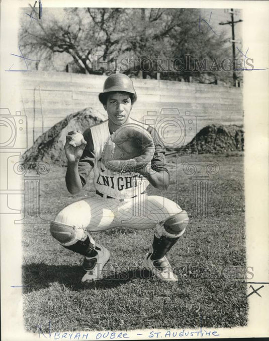 1972 Press Photo Knights baseball catcher Bryan Oubre with ball & glove in hand - Historic Images
