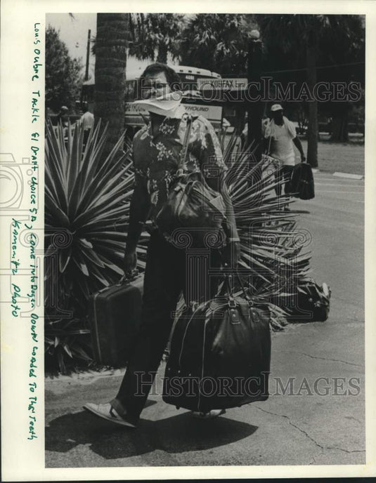 1981 Press Photo New Orleans Saints football player Louis Oubre carries luggage - Historic Images