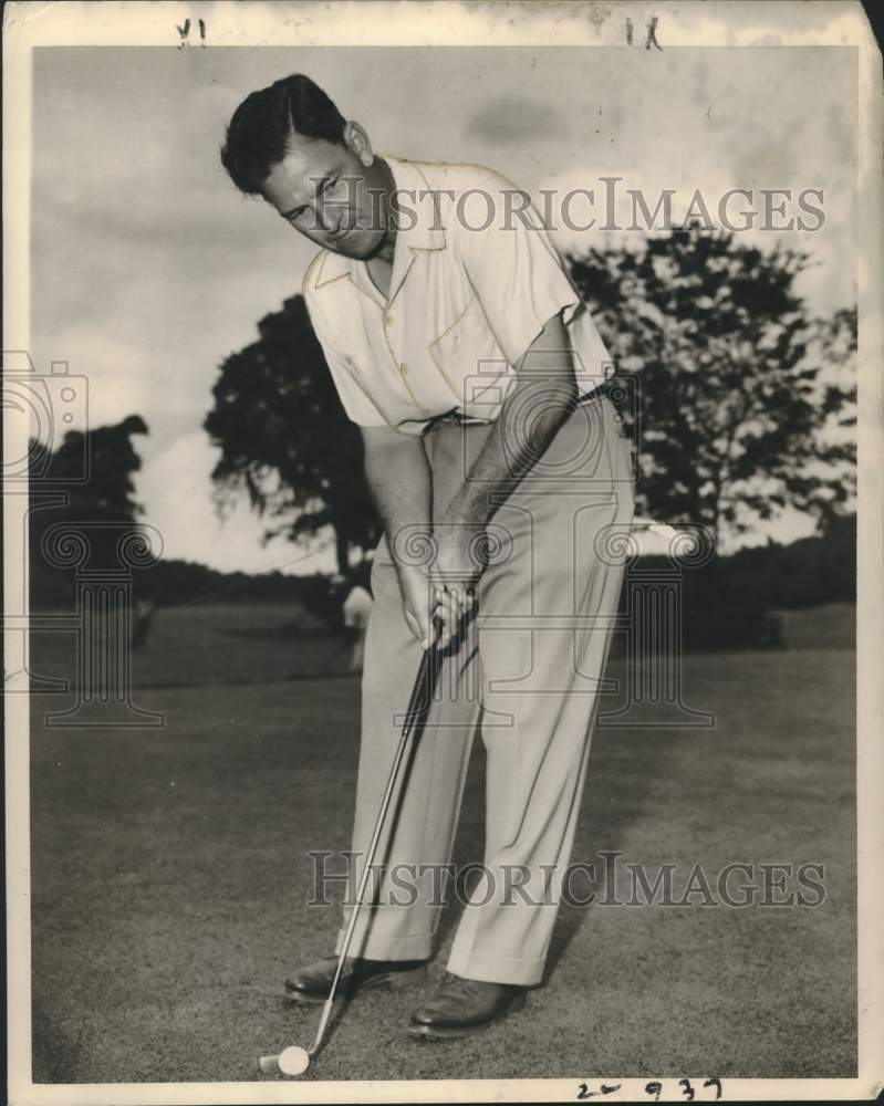 Press Photo Golfer Mel Ott is ready to putt the ball on the green - nos27901 - Historic Images