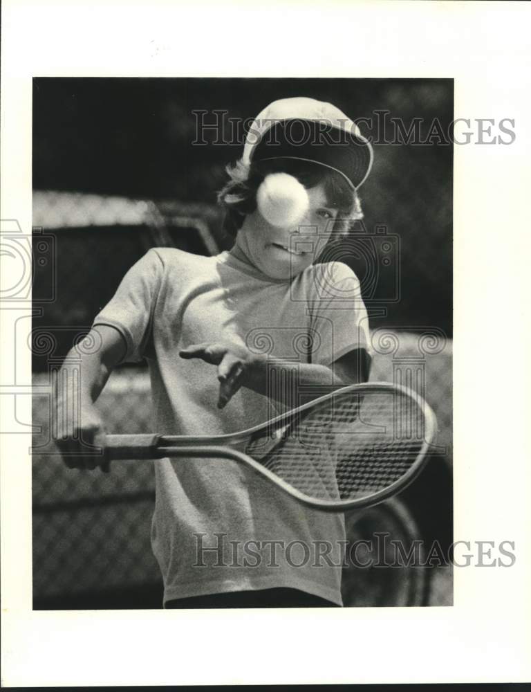 1978 Press Photo Junior tennis player Kenny Otillio returns a shot in a match - Historic Images