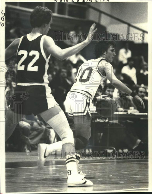 1979 Press Photo University of New Orleans basketball guard Tim Owens dribbles- Historic Images