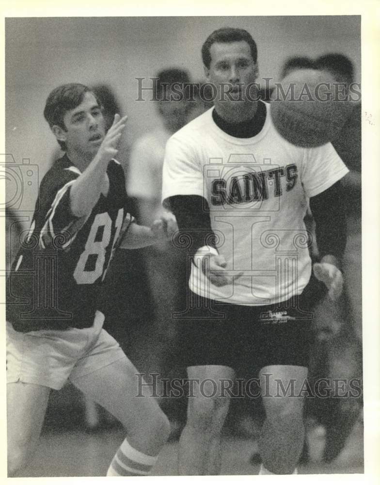 1989 Press Photo Two New Orleans Saints football players play basketball- Historic Images