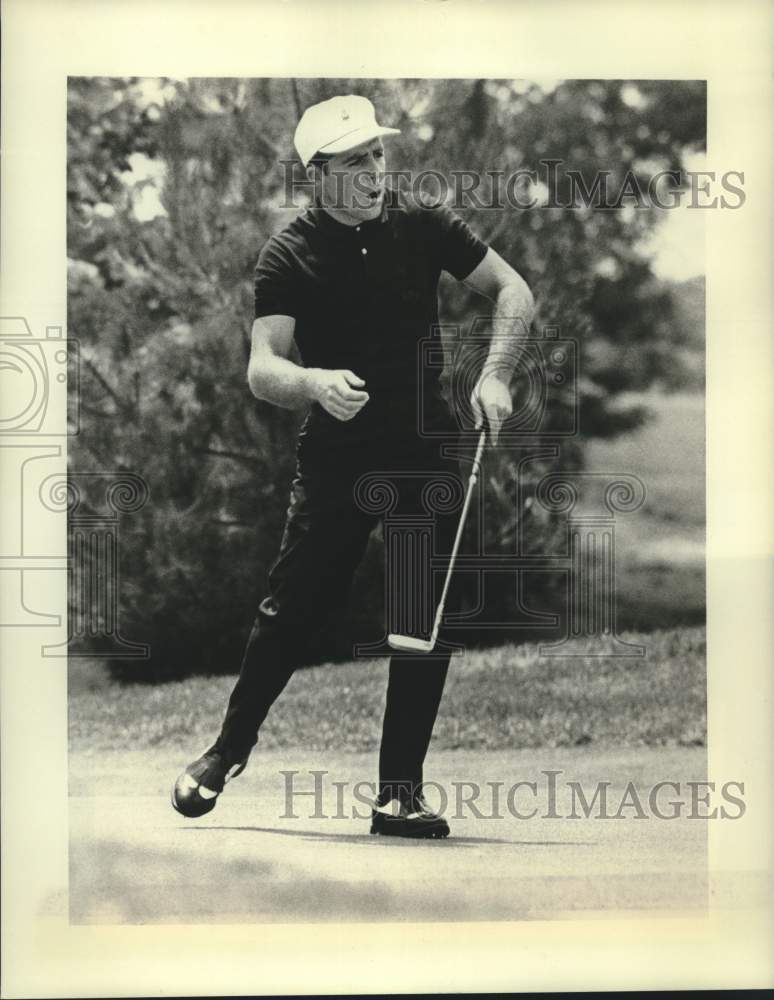 1965 Press Photo Golfer Gary Player encourages his putt to drop at US Open match - Historic Images