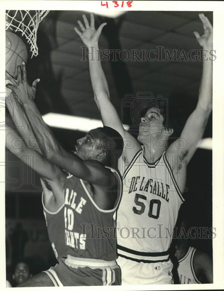 1984 Press Photo De La Salle basketball player Don Pilcher gets blocked out - Historic Images