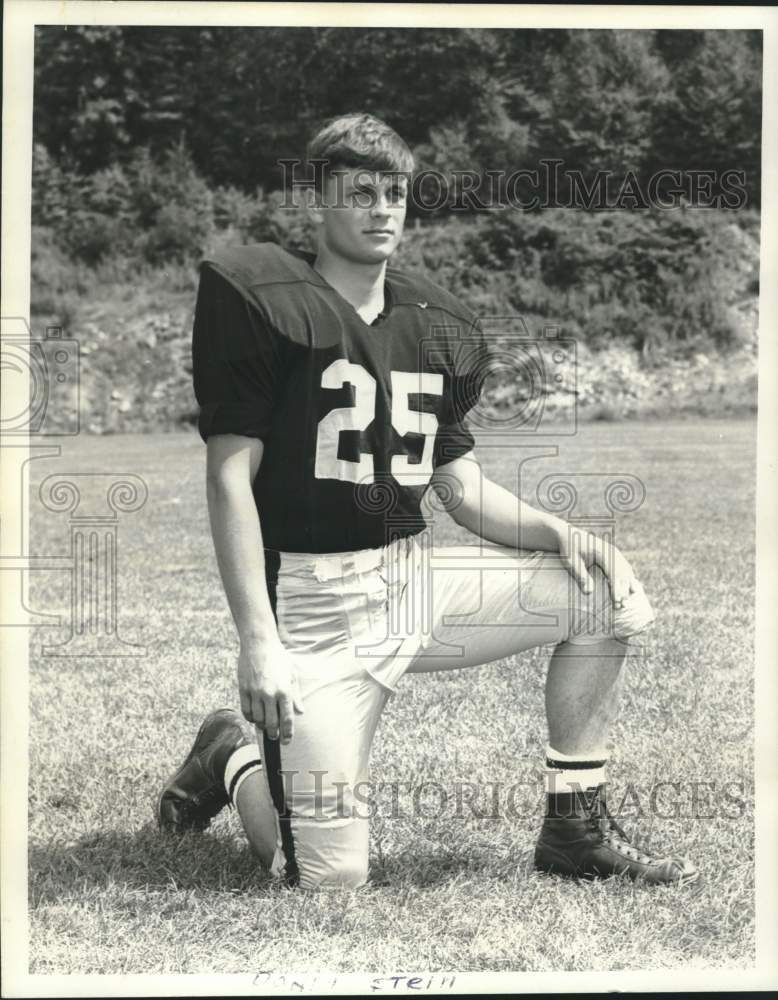 1970 Press Photo La Salle football player Randall L. Stein kneels down for photo- Historic Images