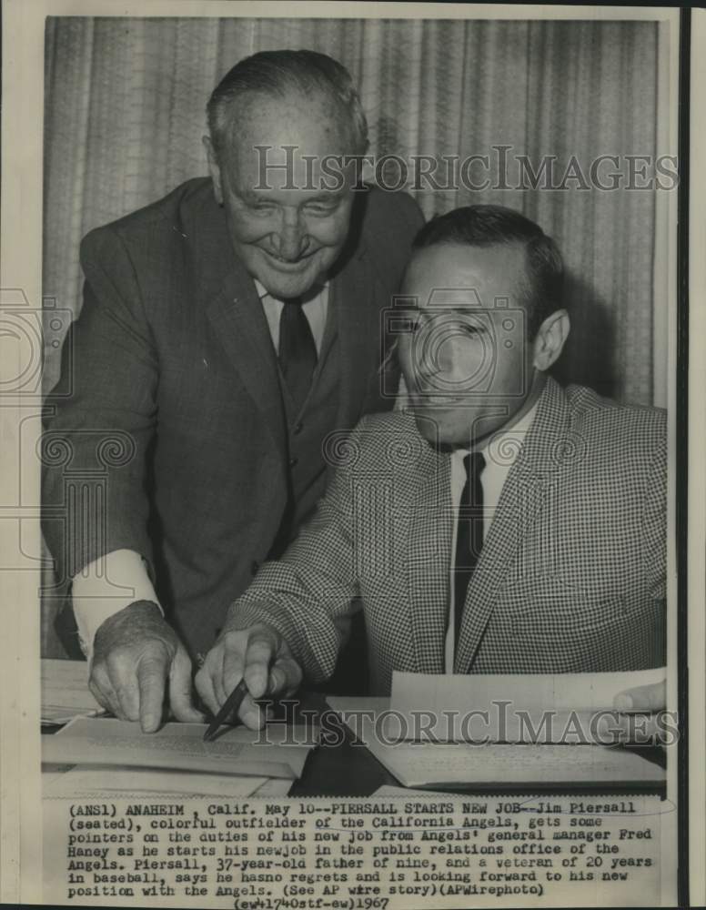 1967 Press Photo Former California Angels baseball player Jim Piersall at desk - Historic Images