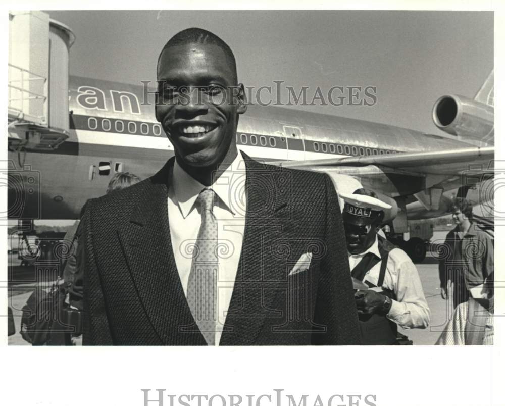 1987 Press Photo UNLV basketball player Gerald Paddio smiles at NO Airport- Historic Images