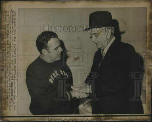 1970 Press Photo Notre Dame football coach Ara Parseghian and Lyndon B Johnson - Historic Images
