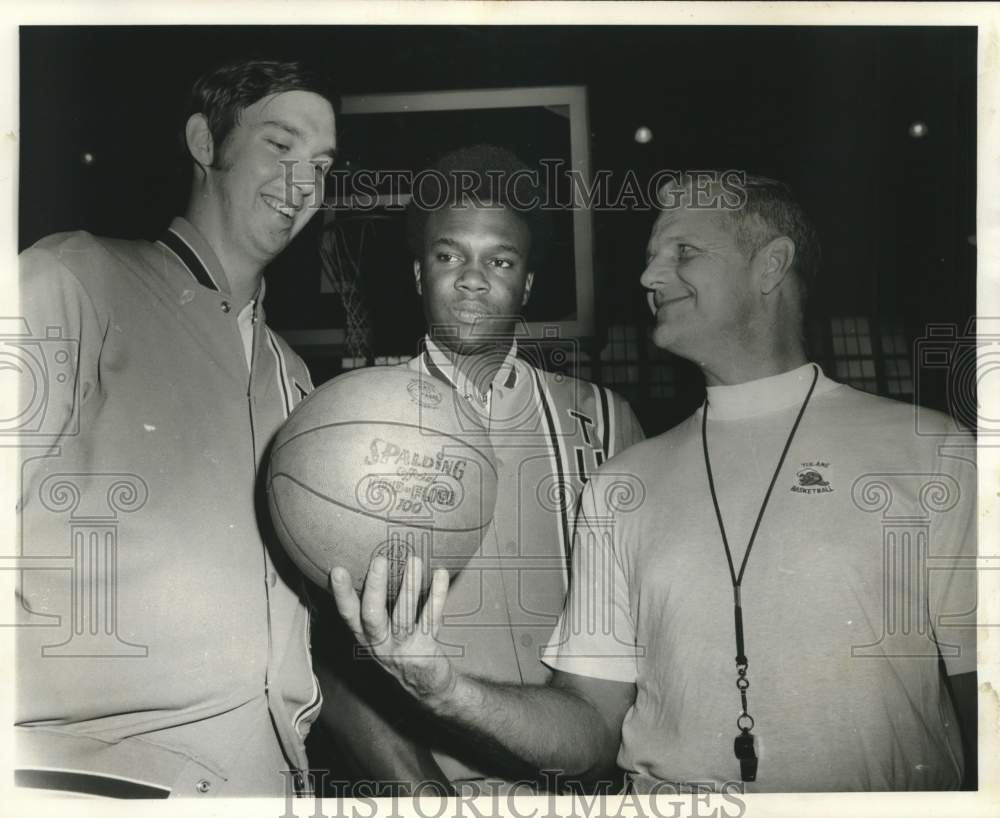 1971 Press Photo Tulane basketball coach Ralph Pedersen shows ball to 2 players- Historic Images