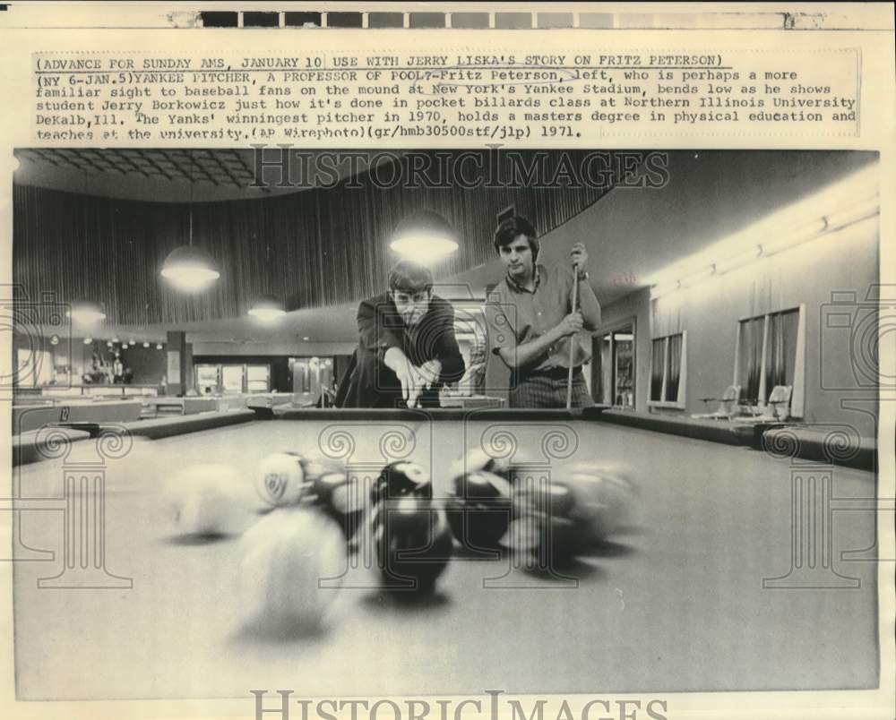 1971 Press Photo New York Yankees baseball pitcher Fritz Peterson shoots pool - Historic Images