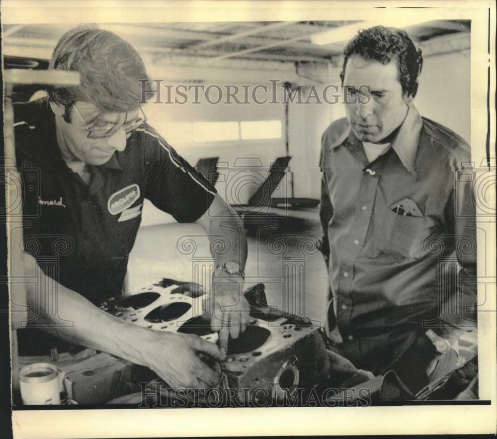 1974 Press Photo Race driver David Pearson and mechanic Leonard Wood - nos28301 - Historic Images