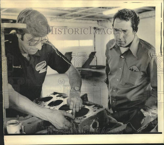 1974 Press Photo Race driver David Pearson and mechanic Leonard Wood - nos28301 - Historic Images