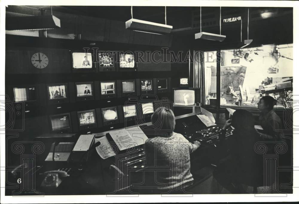 1979 Press Photo Crew watches bank of tv monitors for broadcast Russia Olympics - Historic Images