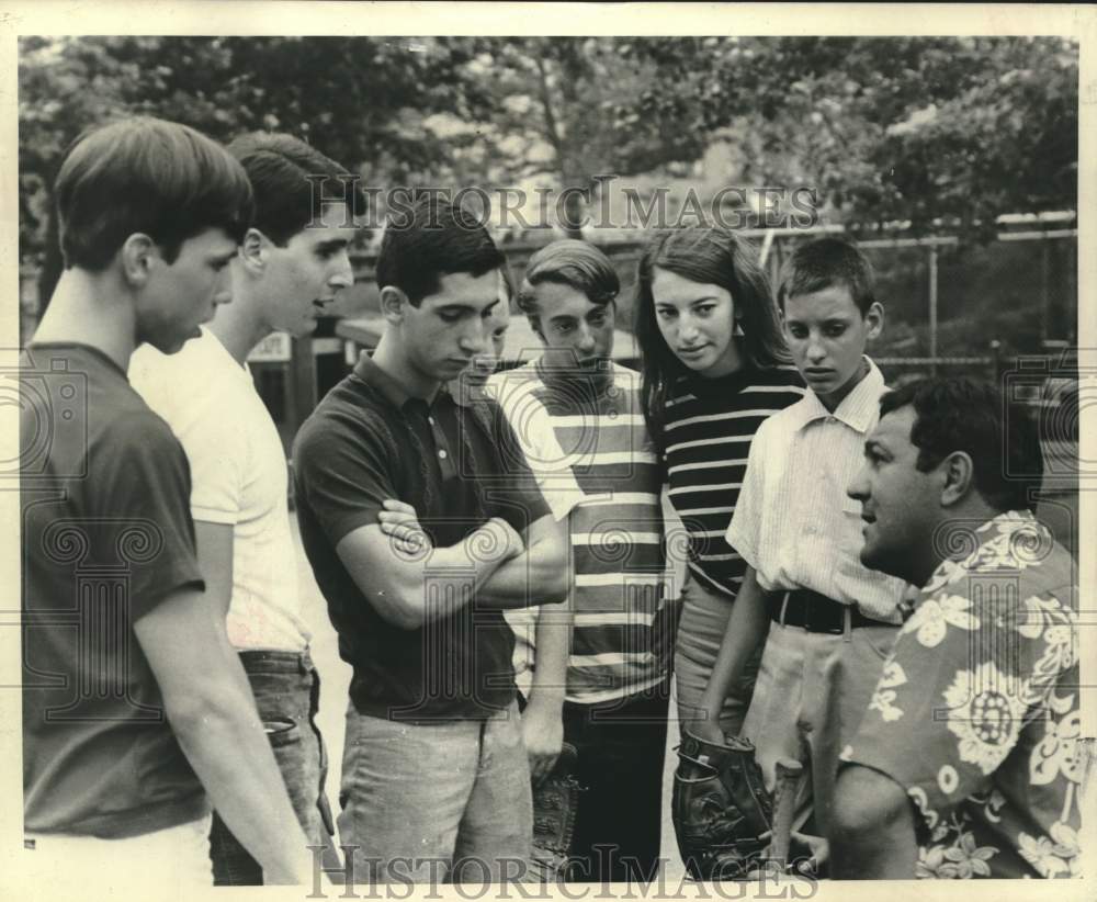 1967 Press Photo Former boxing champ Rocky Marciano talks with group of kids- Historic Images