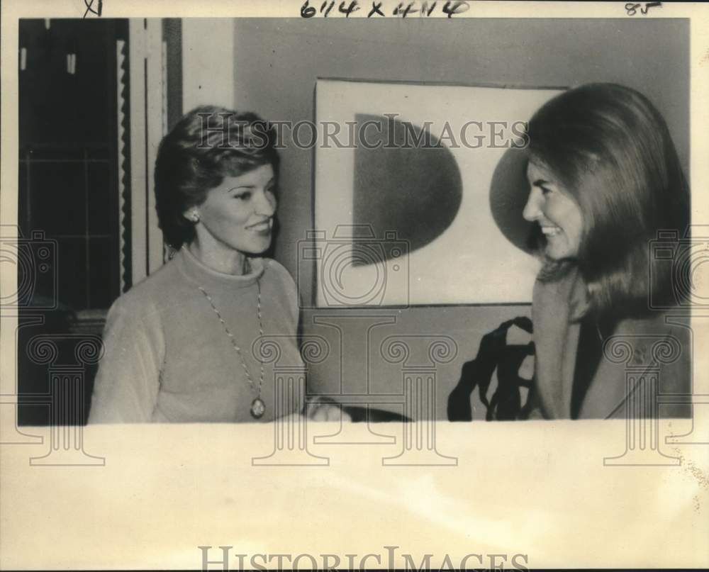 1976 Author Jeanne Parr interviews Nancy Seaver, for sports book - Historic Images